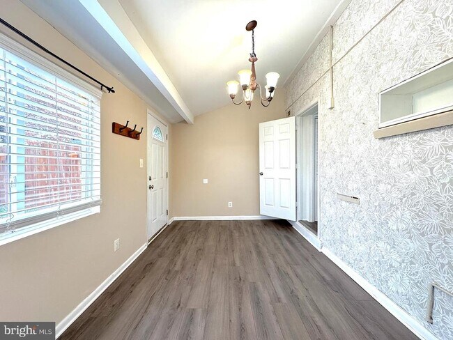 Building Photo - 5612 7th Rd S