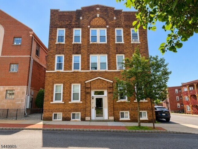 Building Photo - 67 Bay St