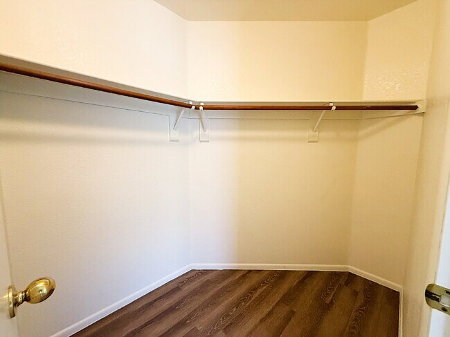 Building Photo - Golf Course Backyard! Updated 3-Bed Home i...