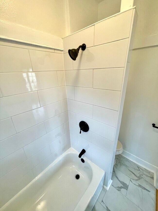 Building Photo - Spacious, studio located Echo Park! Move-i...