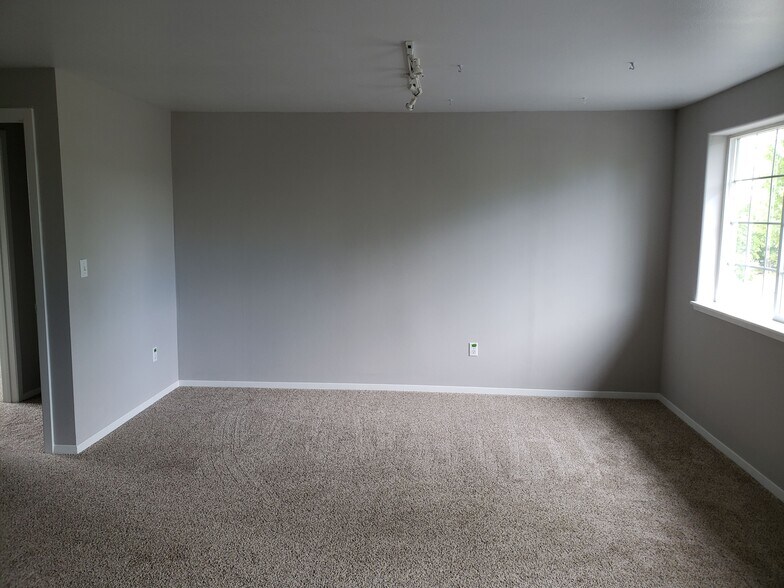 Large bedroom (#2) - 770 Hyacinth St