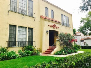 Building Photo - Spanish charm Large and bright hardwood fl...