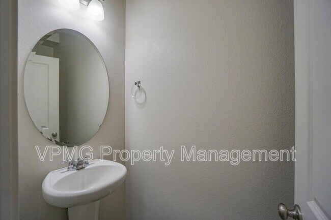 Building Photo - 2105 NE 118th Pl