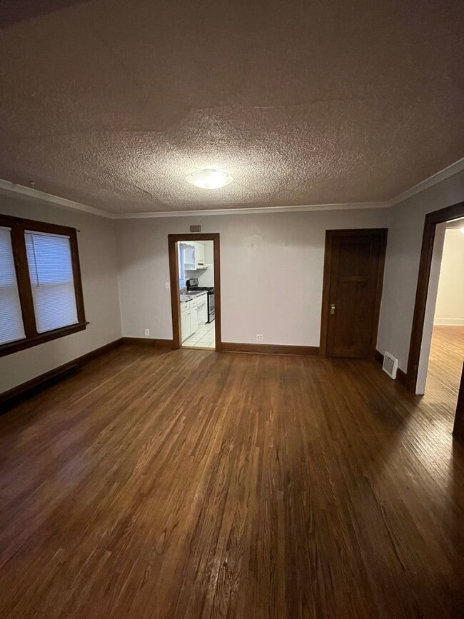 Building Photo - 3 bedroom home available in Rockford