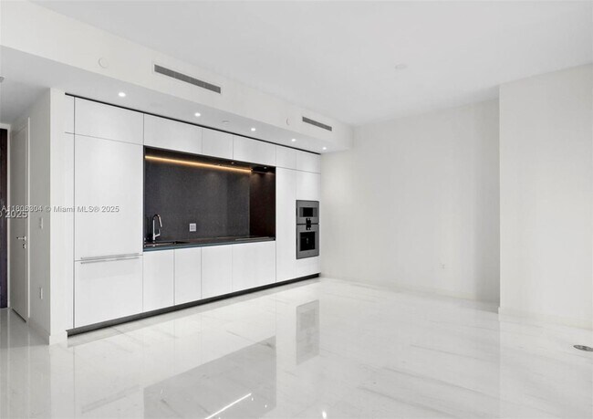 Building Photo - 300 Biscayne Blvd Way