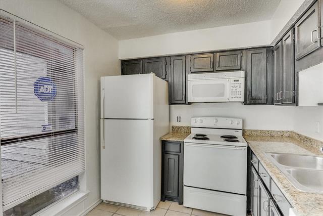 Building Photo - 9825 Walnut St