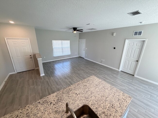 Building Photo - Beautiful 3 Bedroom, 2 Bathroom Home in Palm Bay!!