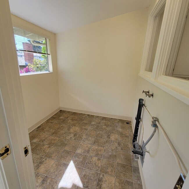 Building Photo - 950 Fremont St