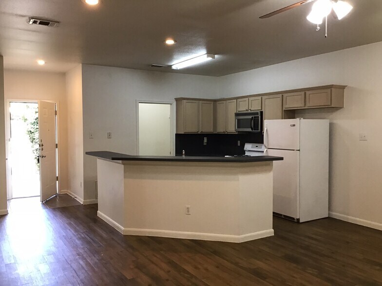 Open floor plan - 3104 Northwest Blvd