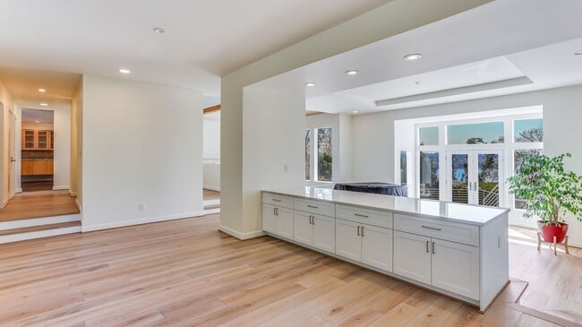 Building Photo - 5bd/5ba Mercer Island Home