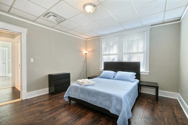 Building Photo - Large Downtown 3BR/2BA House For Rent Walk...