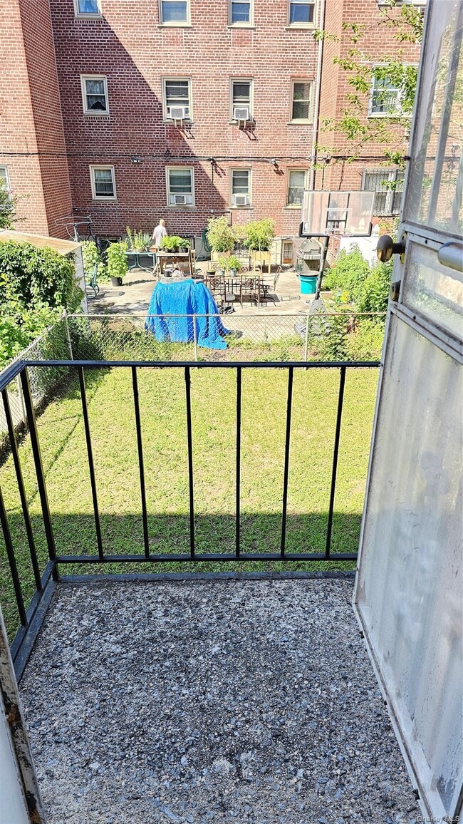 Building Photo - 1018 E 85th St