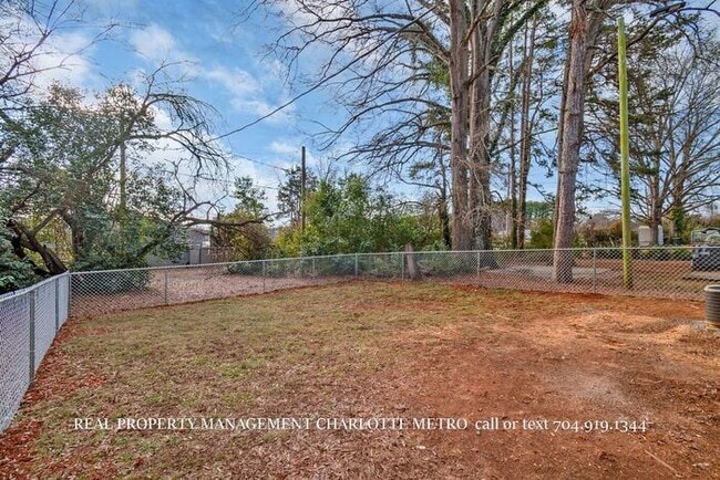 Building Photo - A Cozy Rock Hill Retreat Close to It All