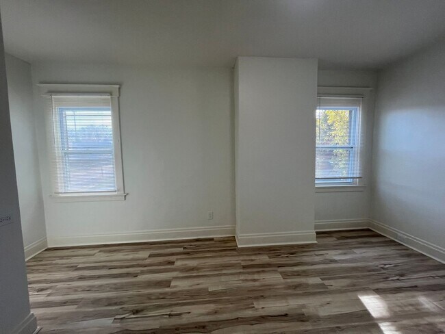 Building Photo - 3 bedroom 2 bath with Garage