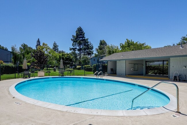 Building Photo - 3 Bed / 2.5 Bath light and spacious townho...
