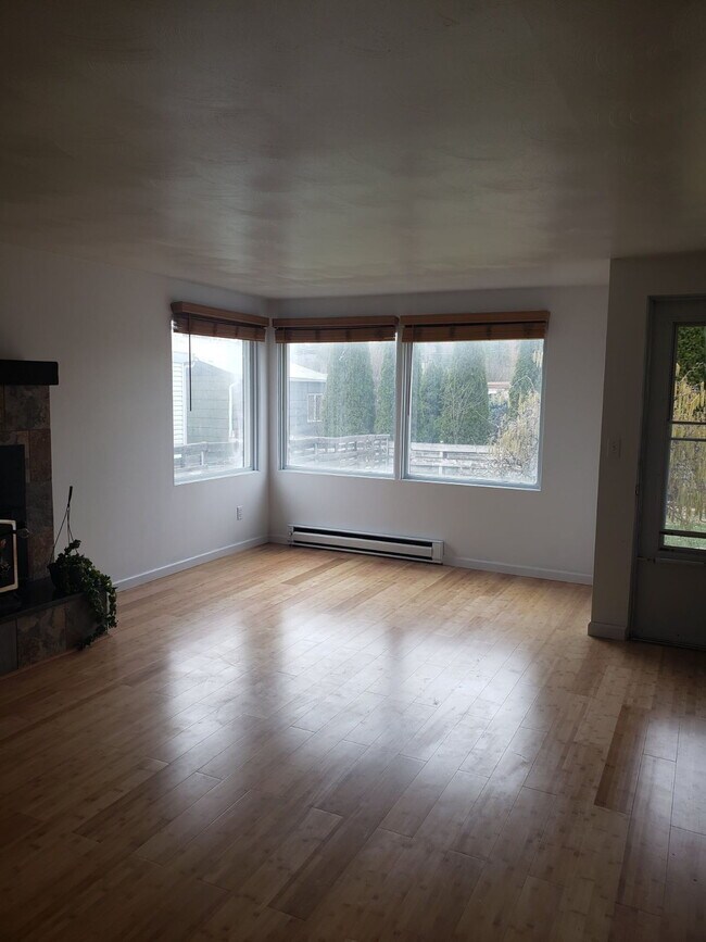 Building Photo - 3B1BA home, 956sqft, available 1/8/2027, large partially fenced yard, 2 shop spaces, carport and ...