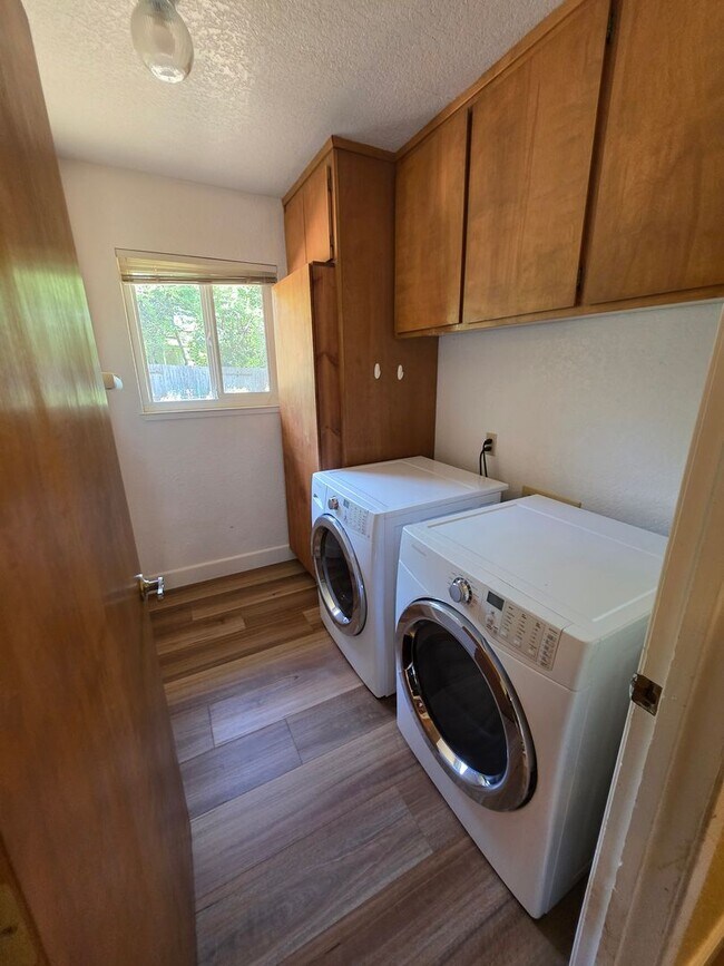 Building Photo - Charming Family Home for Rent in Auburn, C...