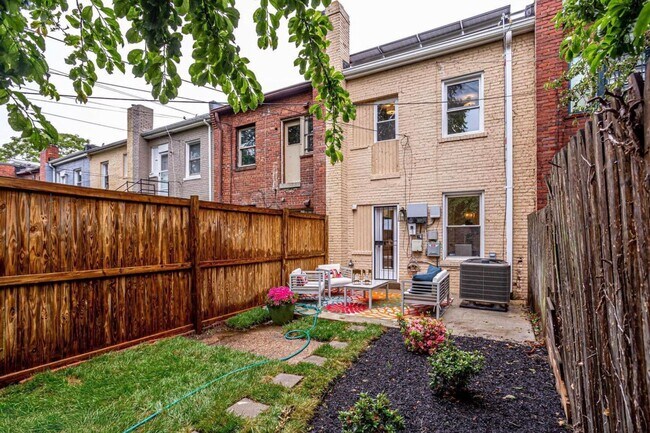 Building Photo - Sunny 2-Bedroom + Den  in SW Waterfront! - Parking included