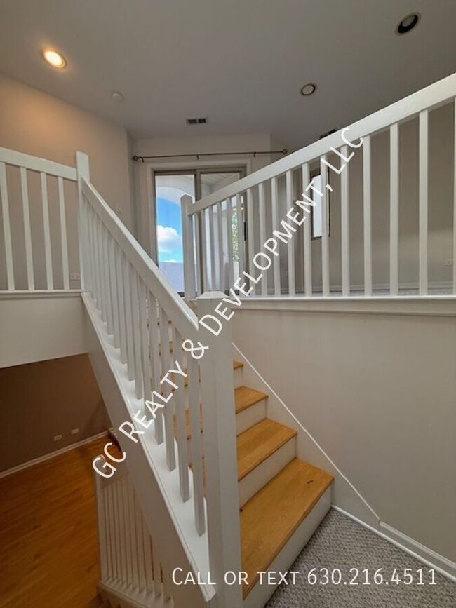 Building Photo - 220 Des Plaines Ave