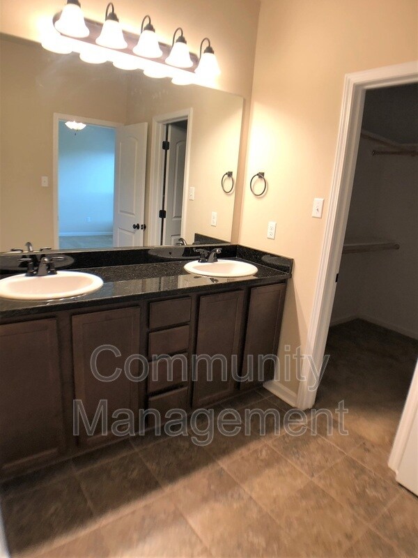 Building Photo - 13838 Ponderosa Dr