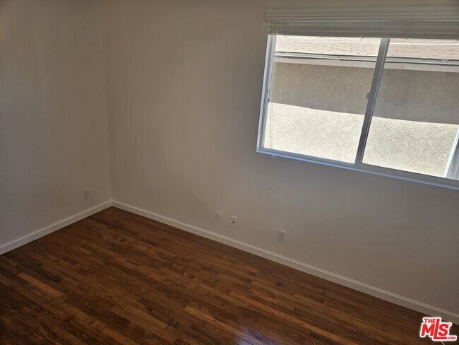 Building Photo - 1816 1/2 S La Brea Ave