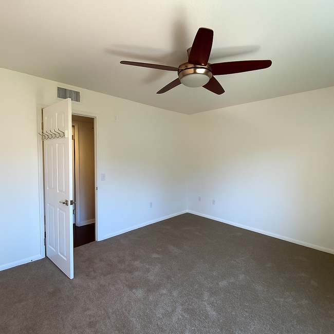 Building Photo - Awesome Condo - Complex W/ Pool, Gym & BBQ...