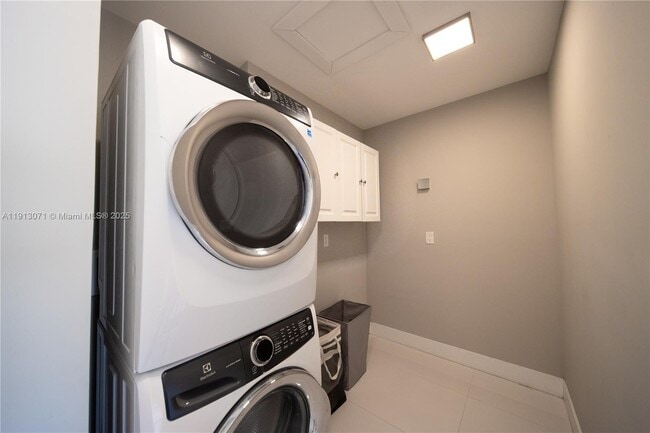 Building Photo - 3651 SW 26th St