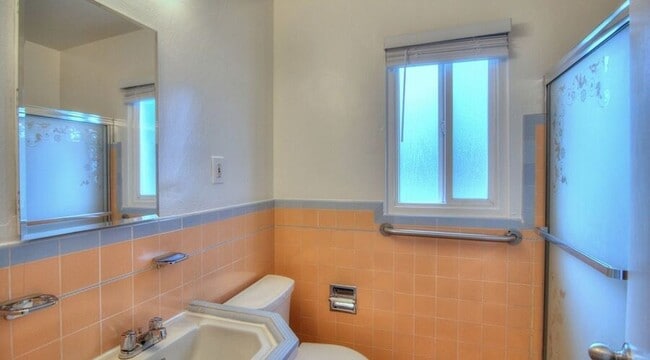 Building Photo - 1549 San Carlos Ave