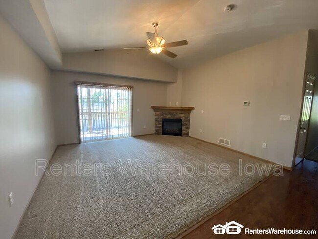 Building Photo - 2000 Meadow Ct