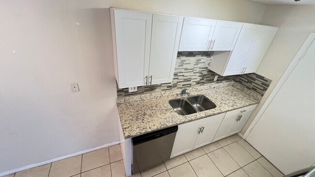 Building Photo - Cozy 2 BD/ 2 BA Apartment in Palm Bay! Washer and Dryer INCLUDED!