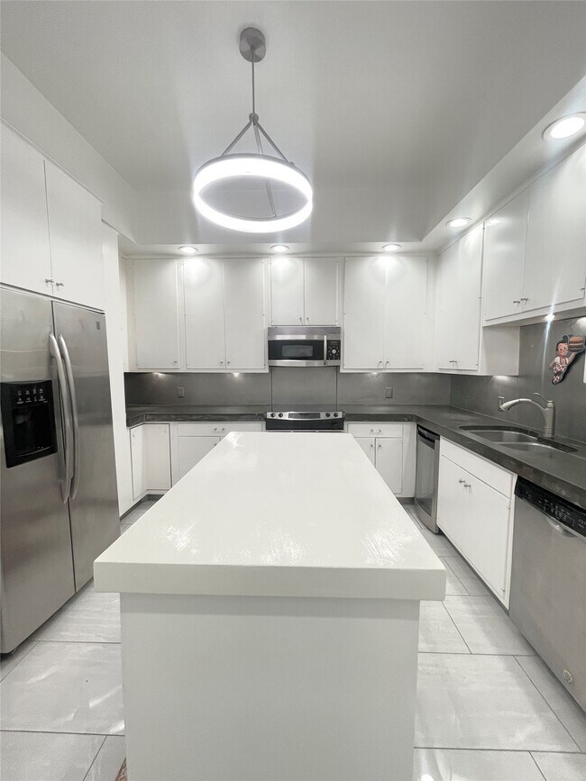 Building Photo - 6000 Sugar Hill Dr