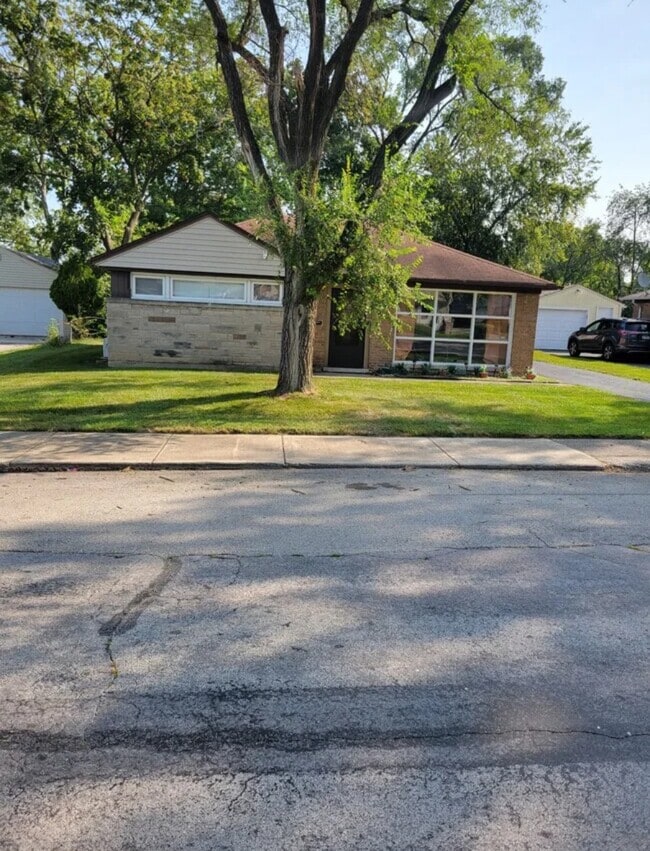 Building Photo - 318 Minocqua St