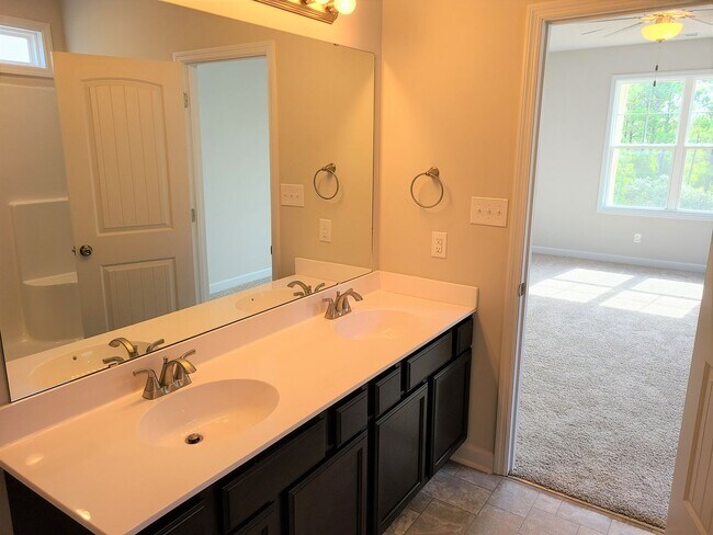 Building Photo - Beautiful 3 bedroom, 2.5 bath townhome - Holly Ridge - Rent discount!