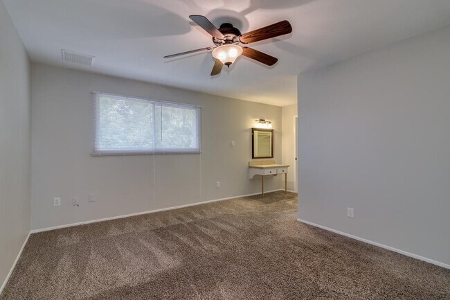 Building Photo - 137 E Riviera Dr