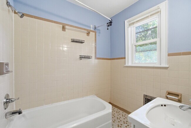 Building Photo - 4BR / 2BA House Near ODU