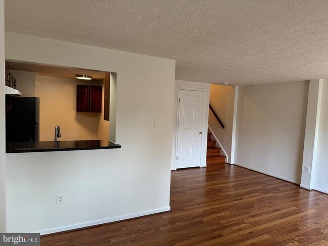 Building Photo - 403 Palmtree Dr