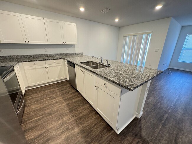 Building Photo - BEAUTIFUL, 4 bedroom, 2 bathroom Home in Poinciana!! Cable & Internet Included with Rent!!