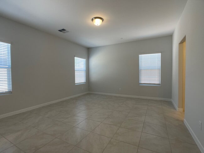 Building Photo - 4 BED 2 BATH 2 CAR GARAGE SINGLE STORY SINGLE FAMILY HOME w/ PAVED BACKYARD IN CADENCE COMMUNITY,...