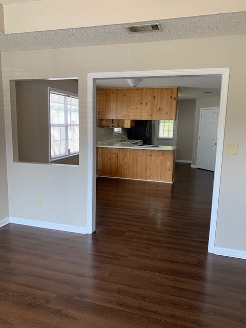 Building Photo - 3 Bedroom 2 Bath Home Close to Moody