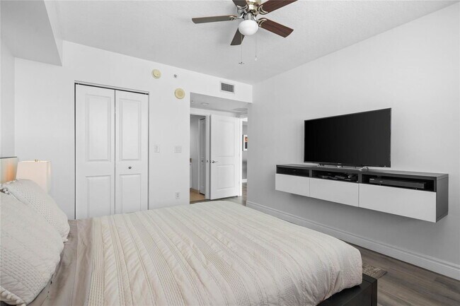 Building Photo - 600 W Las Olas Blvd