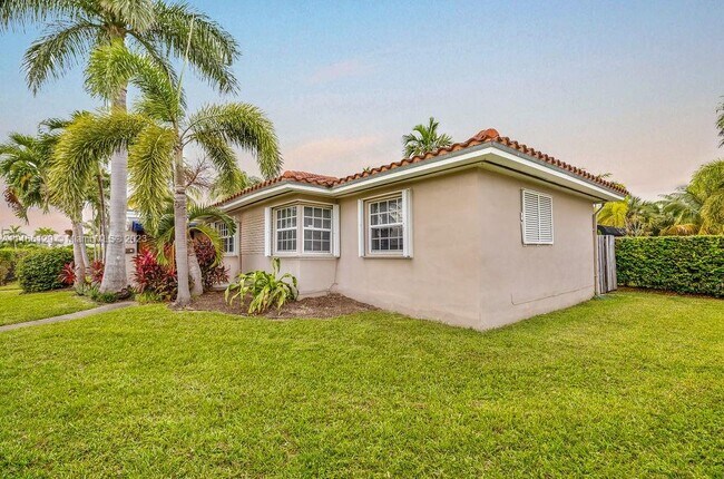 Building Photo - 1671 S Treasure Dr