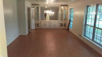 Building Photo - 514 S Lois Ln