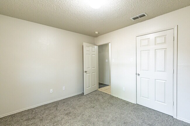 Building Photo - 3 Bedroom Duplex