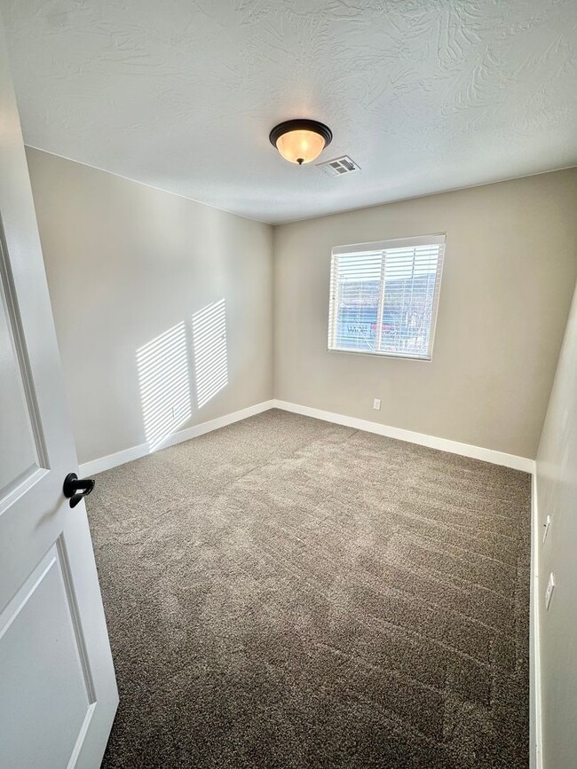 Building Photo - Desert Hills Gem!