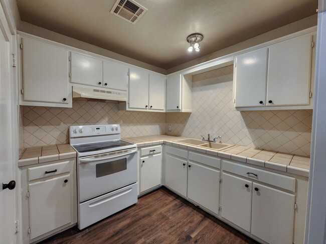 Building Photo - Newly Renovated 3 bedroom 1 bath home in S...