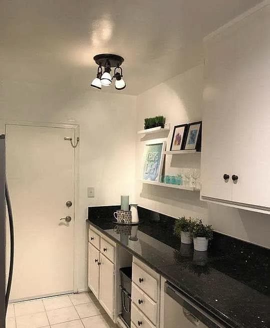 Building Photo - 1045 Kings Rd