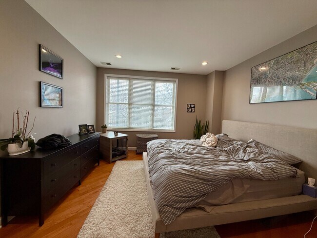 Building Photo - Stunning 2 Bed 2 Bath in the Wicker Park area