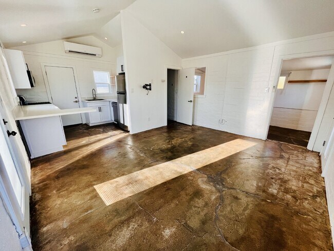 Building Photo - Adorable Studio Cabin near Joshua Tree Town Center