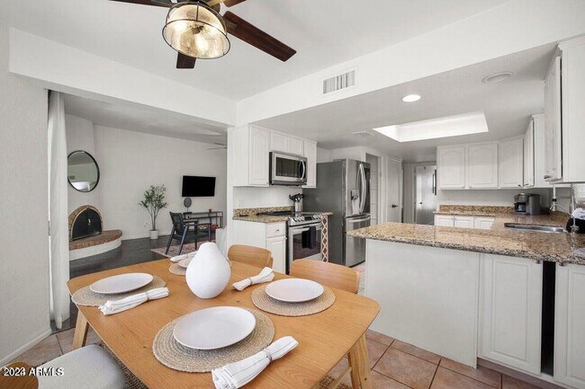 Building Photo - 3915 E Larkspur Dr