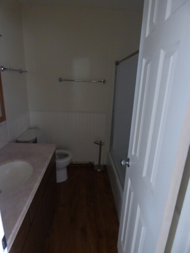 Building Photo - Bright and Clean 2 Bedroom Apartment